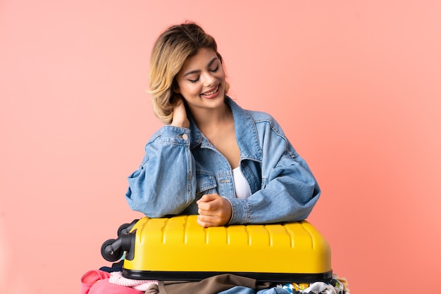 Mujer con una maleta en estudio