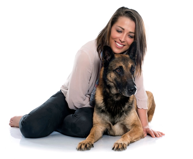 mujer y malinois