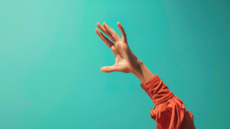 Foto una mujer con la mano abierta alcanzando