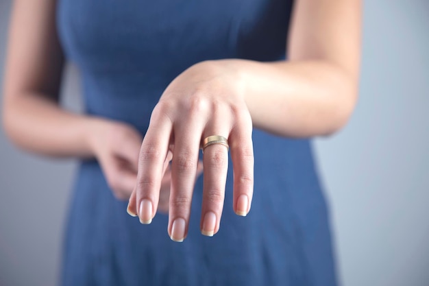 Mujer mano el anillo de bodas