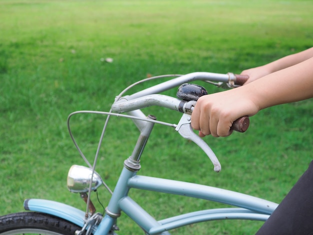 Mujer mano conducir bicicleta