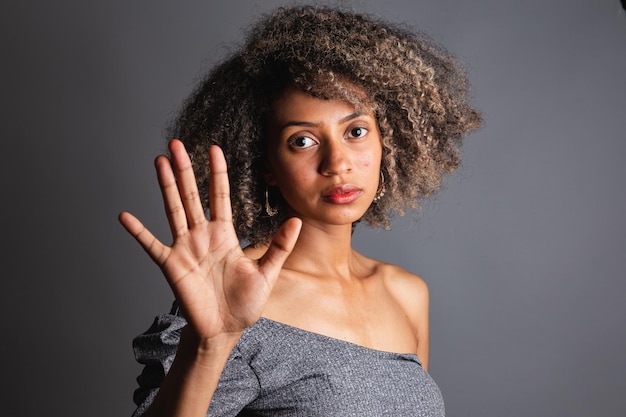 Foto una mujer con una mano delante de su cara.