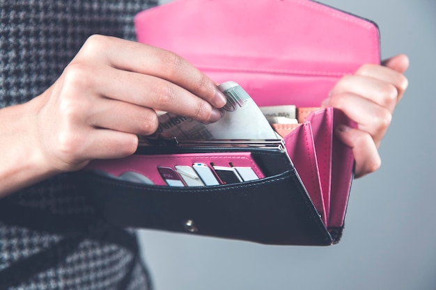 Foto mujer mano dinero con billetera