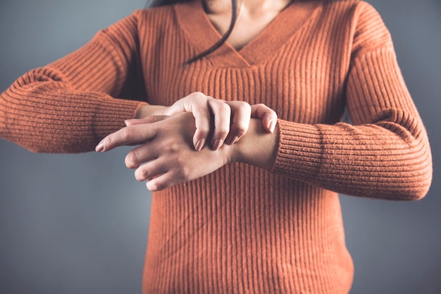 mujer, mano, en, dolor, mano