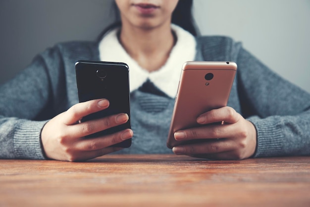 mujer, mano, dos, teléfono