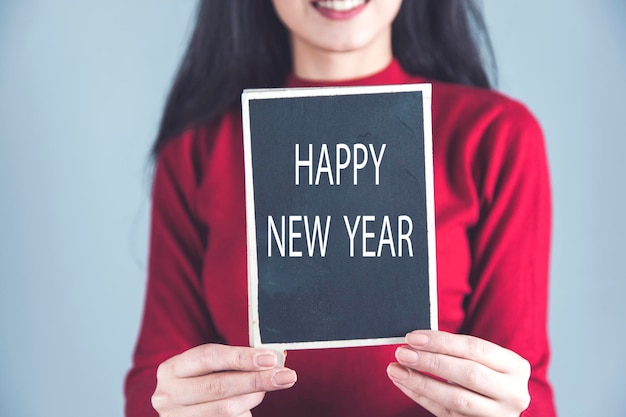 Mujer mano feliz año nuevo texto