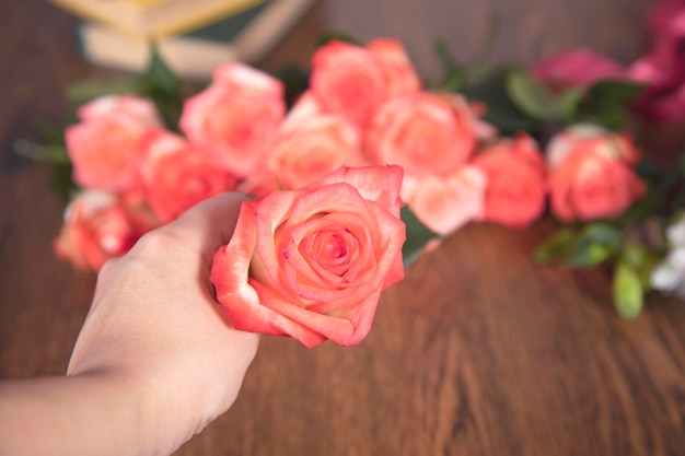 Mujer mano flores en la mesa