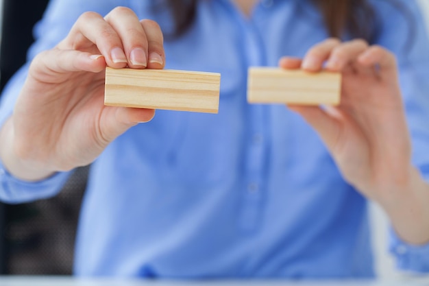 Mujer mano de ingeniero tocando un bloque de madera