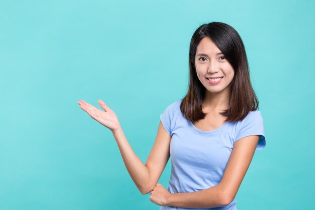 Mujer con mano mostrando algo