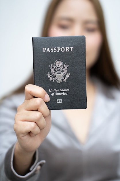 mujer mano pasaporte