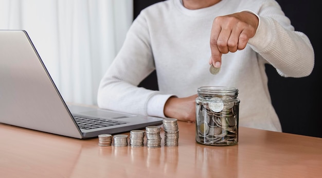 mujer mano poniendo dinero moneda en piggy para ahorrar dinero riqueza y concepto financiero