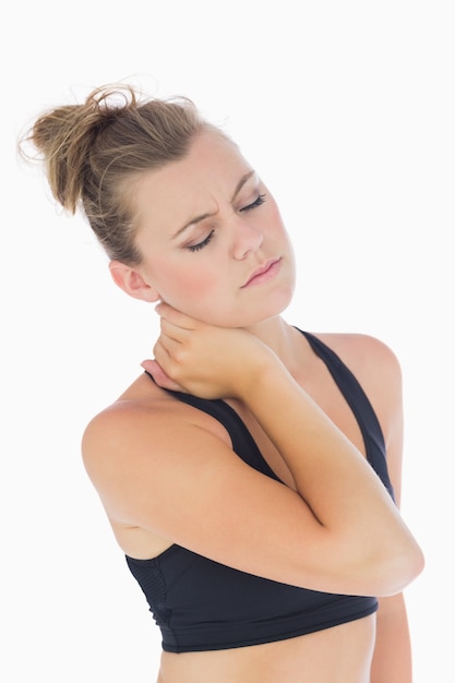 Foto mujer de la mano a la rigidez de cuello