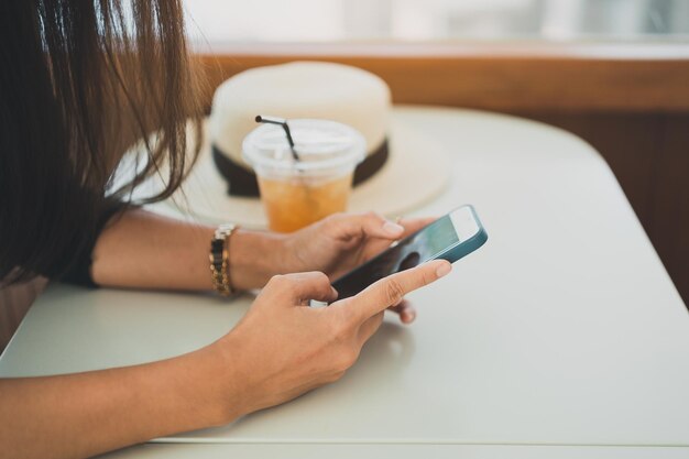 La mujer de la mano sostiene el texto o el mensaje del teléfono móvil La mujer de negocios usa un teléfono inteligente moderno para navegar por la web, leer acciones comerciales de libros electrónicos