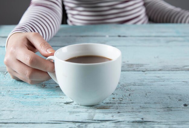 Mujer mano taza de café