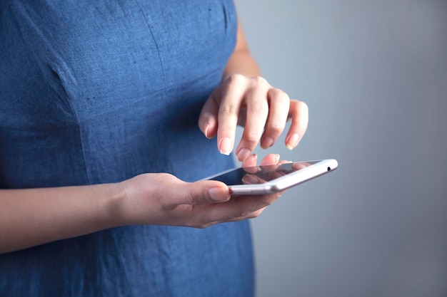 Mujer mano teléfono inteligente