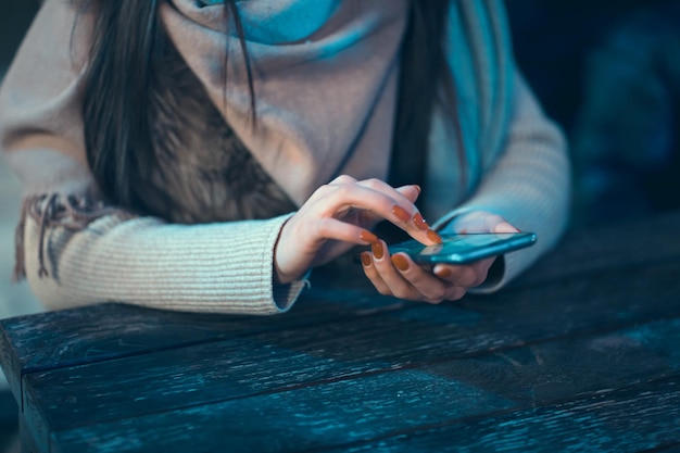 Mujer mano teléfono inteligente