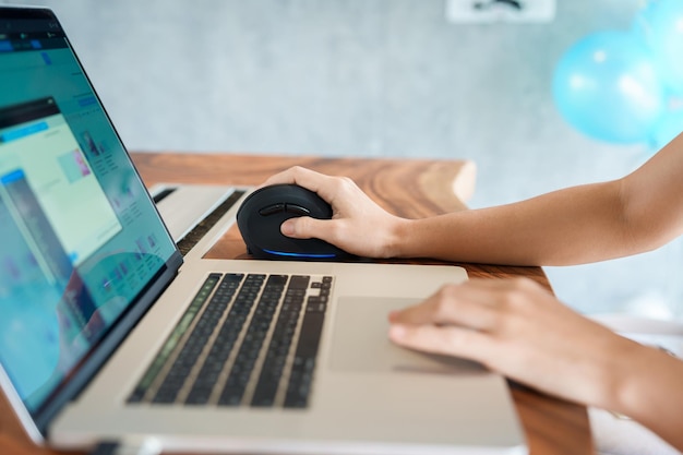 Foto mujer mano usando computadora ergonómica ratón prevención dolor de muñeca porque trabaja mucho tiempo de quervain s tenosinovitis síntoma de intersección síndrome del túnel carpiano o concepto de síndrome de office