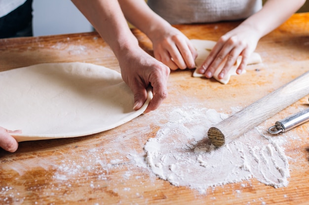 Mujer manos amasar sobre la mesa