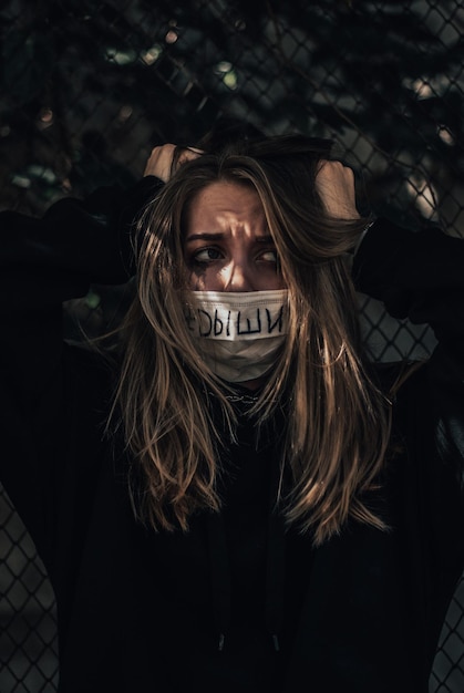 Foto mujer con las manos en el cabello de pie al aire libre