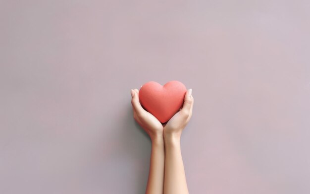 Foto mujer con las manos cerca de un corazón rojo en fondo de color ia generativa