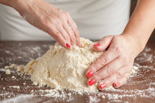 Foto mujer con manos encantadoras haciendo galletas de mantequilla caseras con ingredientes frescos