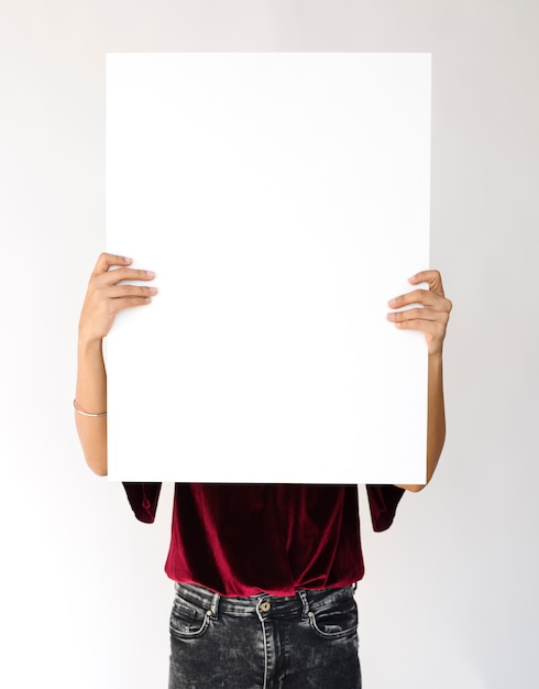 Mujer manos Hold Mostrar tablero de papel en blanco