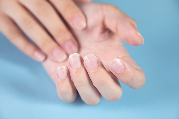 Mujer manos y uñas sobre la mesa