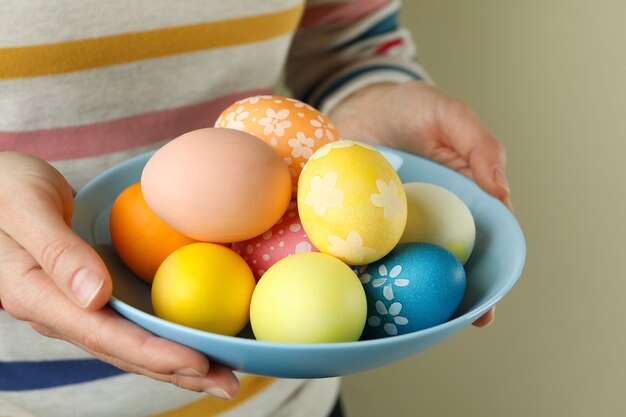 Mujer mantenga placa con huevos de Pascua, cerrar