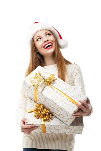 Mujer mantenga regalo de Navidad sobre fondo blanco.