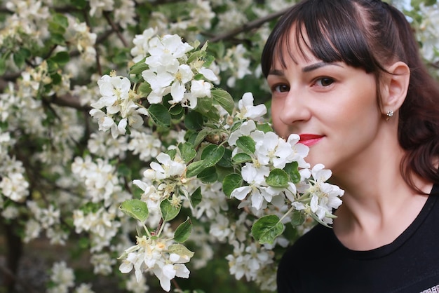 mujer, en, manzana, parque, árbol