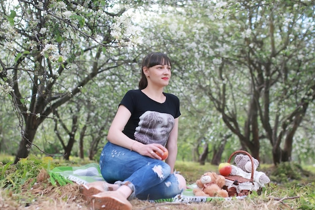 mujer, en, manzana, parque, árbol