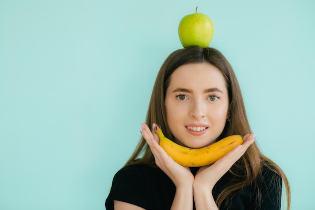 Mujer con manzana y plátano