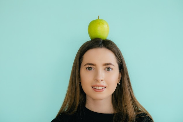 Mujer con manzana y plátano