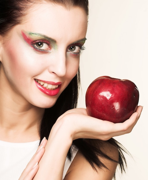 Mujer con manzana roja