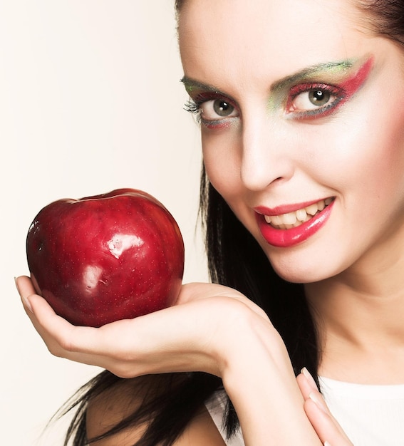 Mujer con manzana roja