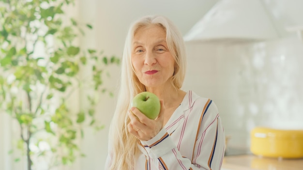 Foto una mujer con una manzana verde en la mano.