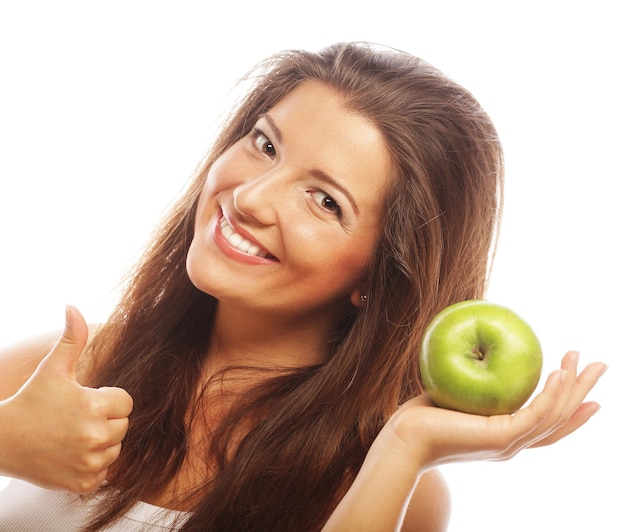 Mujer con manzana verde y mostrando el pulgar hacia arriba