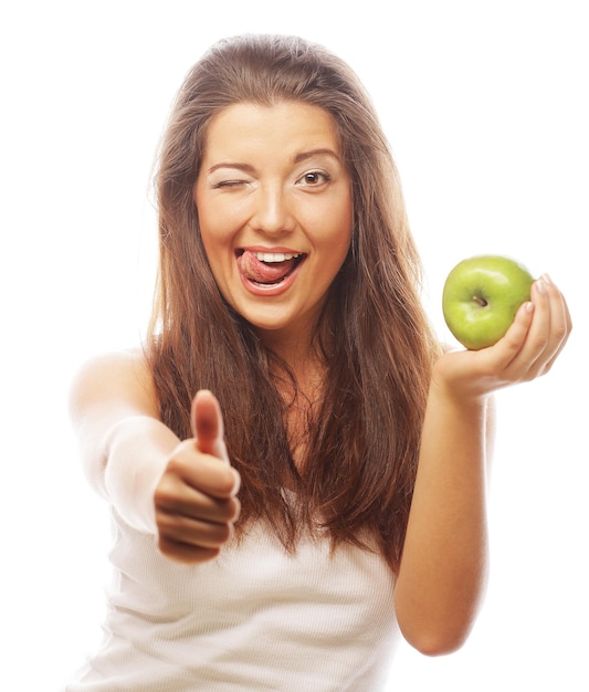 Mujer con manzana verde y mostrando el pulgar hacia arriba