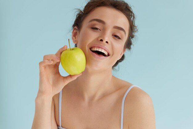 mujer, con, manzana verde, retrato, de, valor en cartera de mujer, manzana fresca