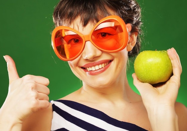 Mujer con manzana verde