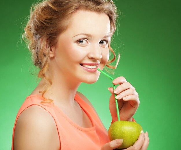 Mujer con manzana verde