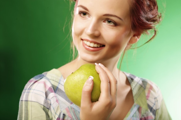 Mujer con manzana verde