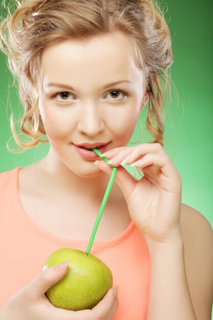 Mujer con manzana verde