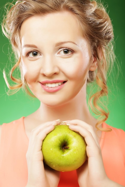 Mujer con manzana verde