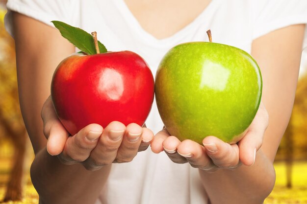 Foto mujer con manzanas rojas y verdes