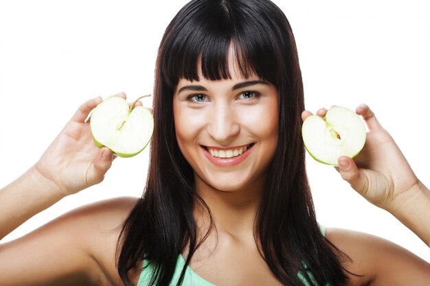 Mujer con manzanas verdes