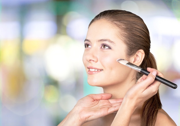 Mujer con maquillaje aplicado