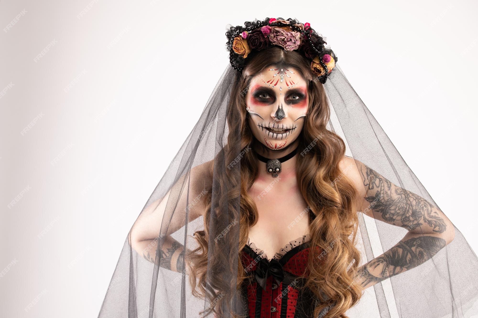 Mujer con maquillaje artístico espeluznante y flores frescas en la cabeza de pie preparada para halloween | Foto Premium Mujer con maquillaje artístico espeluznante y flores frescas en la cabeza de pie preparada para halloween | Foto Premium