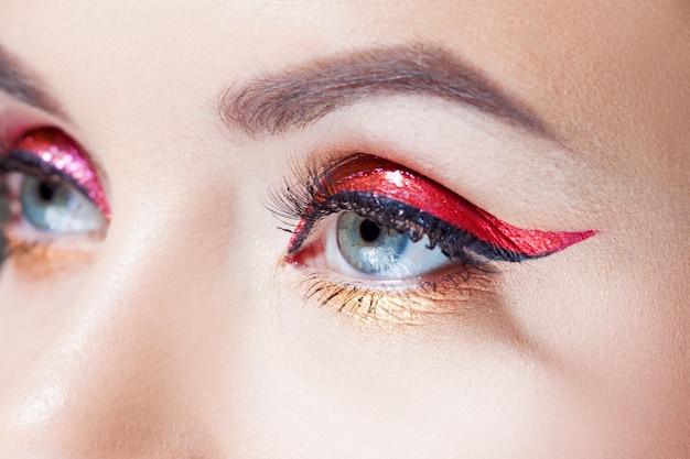 Mujer con maquillaje brillante y labios verdes