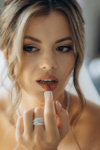 una mujer con maquillaje en la cara está mirando su maquillaje